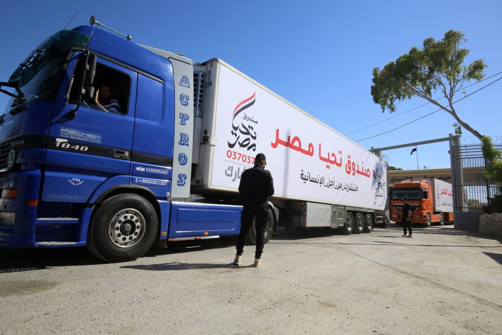 وصلت قافلة مساعدات مصرية إلى قطاع غزة عبر معبر رفح البري