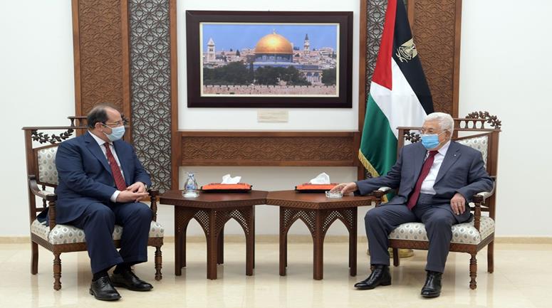 الرئيس الفلسطيني محمود عباس إلى جانب رئيس المخابرات العامة المصرية اللواء عباس كامل