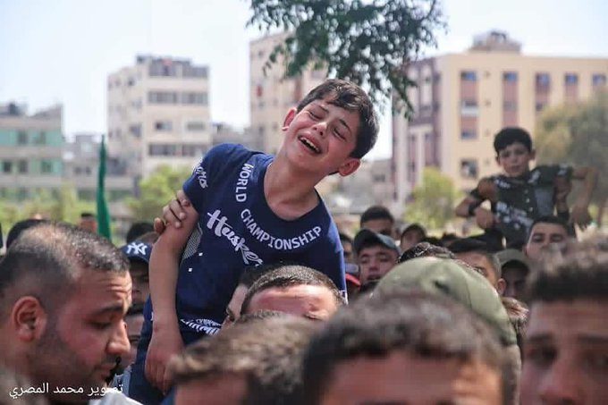 طفل فلسطيني يودع والده غزة الاحتلال الإسرائيلي