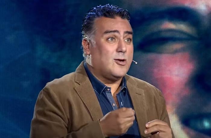 تامر حبيب يتعرَّض للهجوم للتعبير عن فرحه بحضور زفاف بدلاً من عزاء سمير غانم