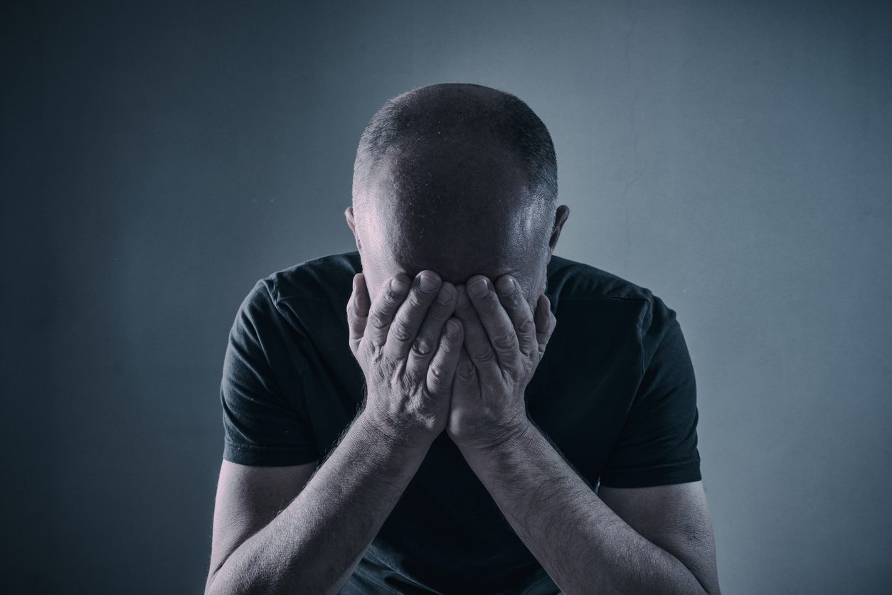 لكي لا تضغط عليه أو تتسبب في انتكاسه.. كيف يمكن التعامل مع الشخص المصاب بالصدمة النفسية؟