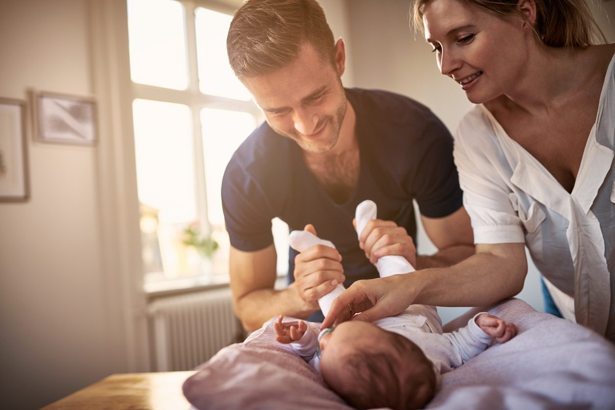مرحلة صعبة وتتطلب الكثير من الاستعدادات.. كيف يؤثر إنجاب طفل جديد على العلاقة بين الزوجين؟