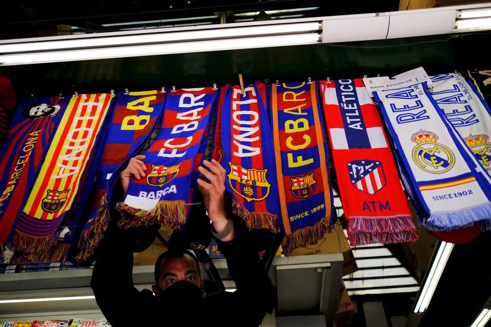 أندية ريال مدريد وبرشلونة ويوفنتوس ترفض الإنسحاب من دوري السوبر (رويترز)