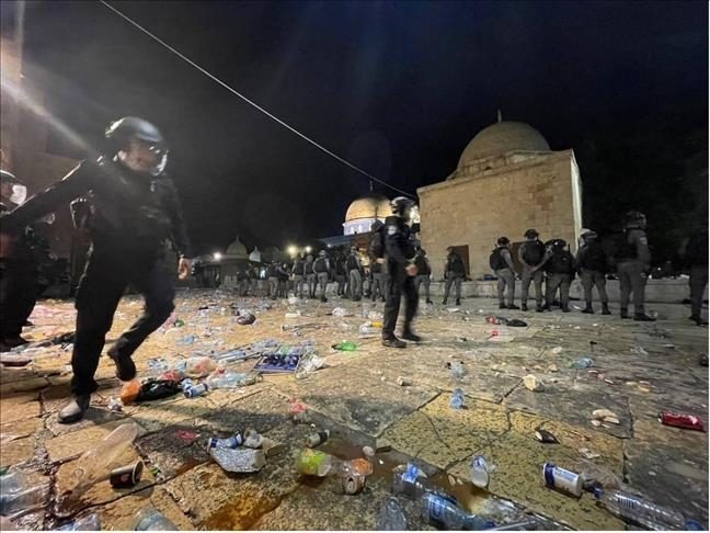 القوات الإسرائيلية تواصل اعتداءاتها على المصلين داخل المسجد الأقصى