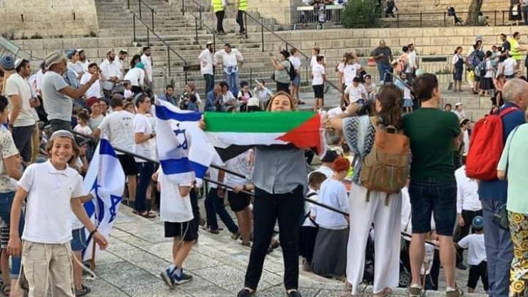 إشادة واسعة بتونسية رفعت علم فلسطين وسط مظاهرات المستوطنين بالقدس.. تعرضت للاعتداء والاعتقال (فيديو)