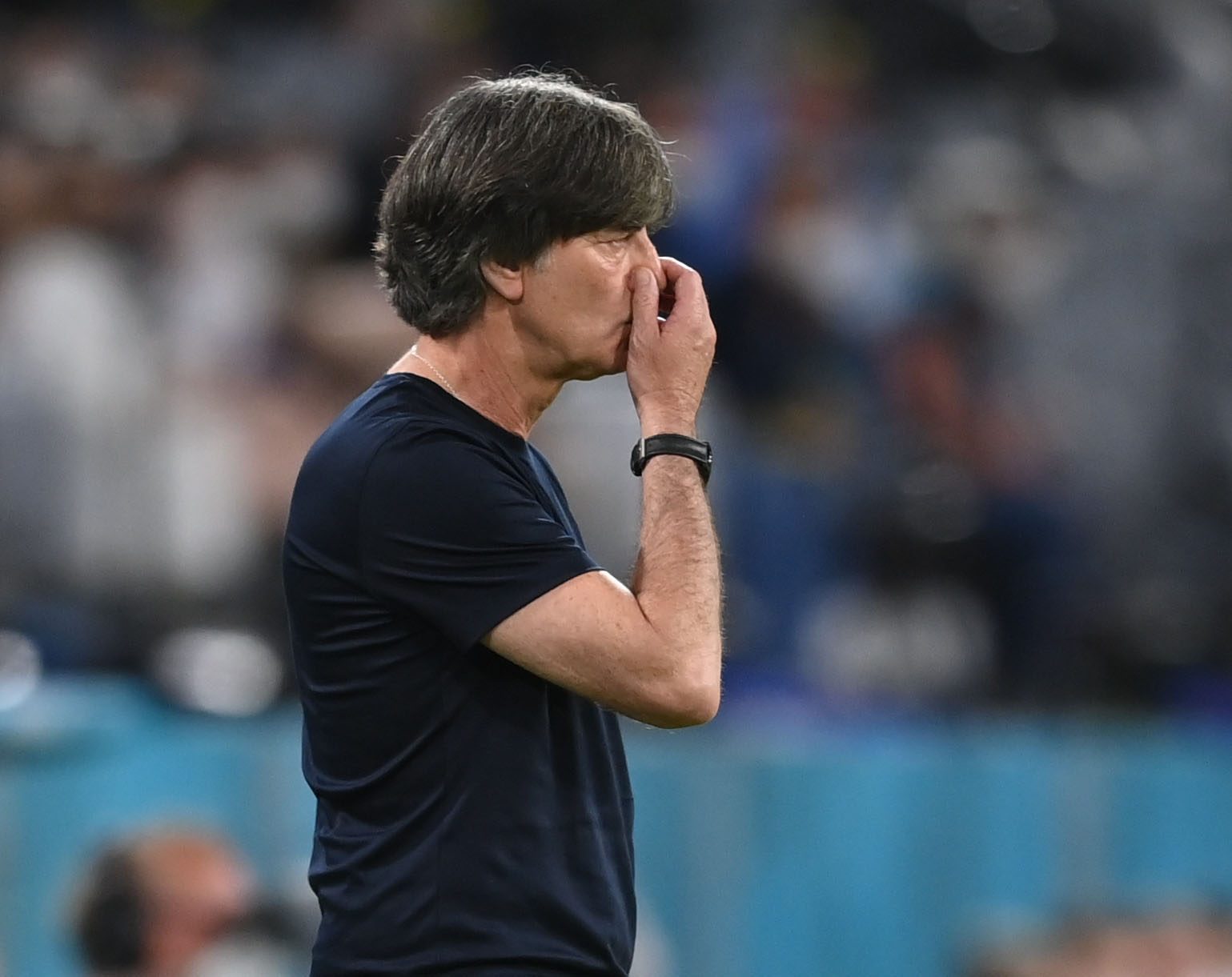 يواكيم لوف يواصل تصرفاته الغريبة في يورو 2020 (رويترز)