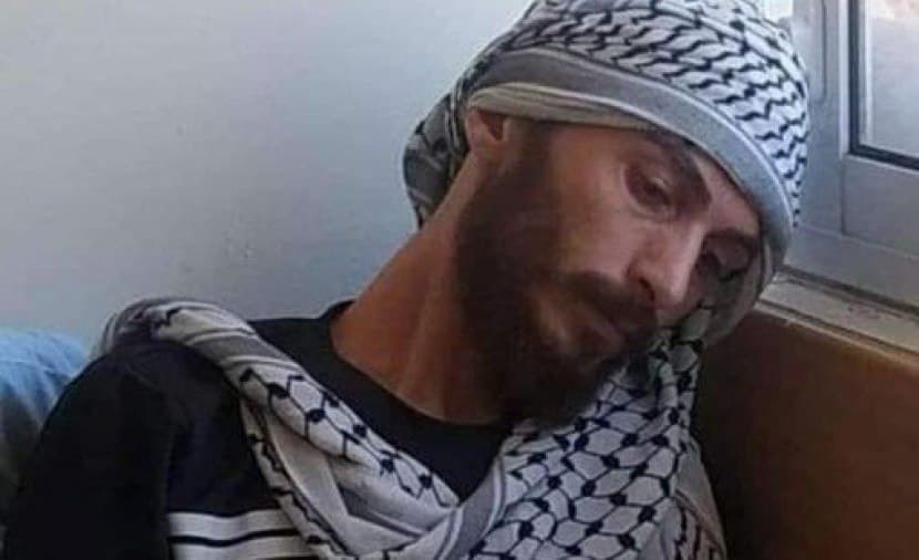 إسرائيل تمنع أسيراً من العلاج بمستشفى فلسطيني رغم تعليق اعتقاله.. مُضرب عن الطعام منذ 58 يوماً (فيديو)