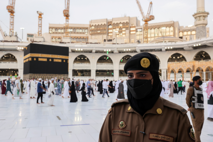 سعوديات يشاركن لأول مرة في تأمين موسم الحج.. الرياض رخصت لجنديات بالانضمام لقوات الأمن  (صور)