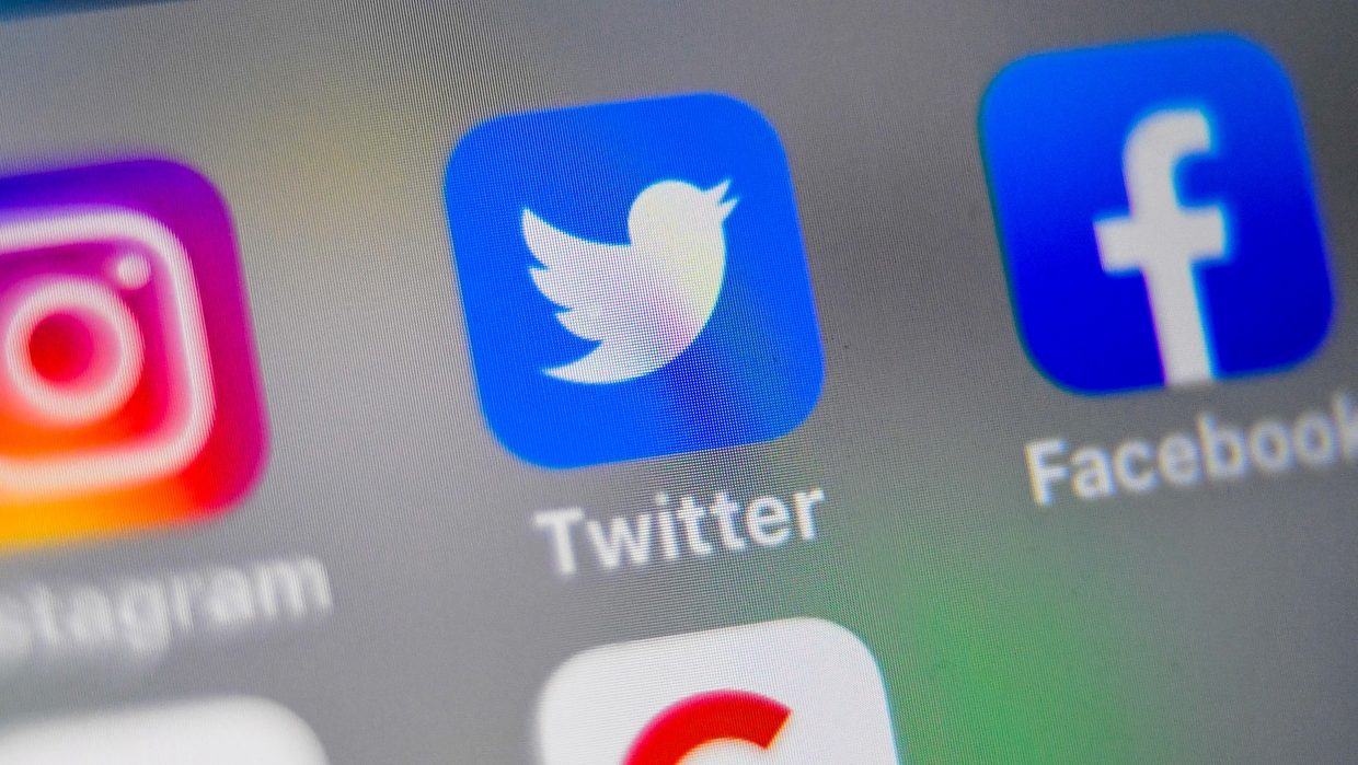 روسيا تتهم تويتر وفيسبوك بـ”التقاعس” عن حذف صور خليعة للأطفال ومحتوى يشجع على الانتحار.. فرضت عليهما عقوبات