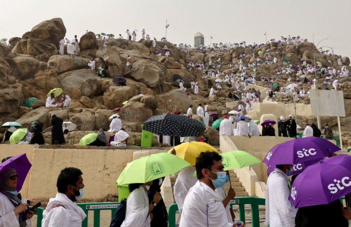 ضيوف الرحمن ينفرون إلى مزدلفة.. بعد الوقوف على صعيد عرفات وقضاء ركن الحج الأكبر (صور)
