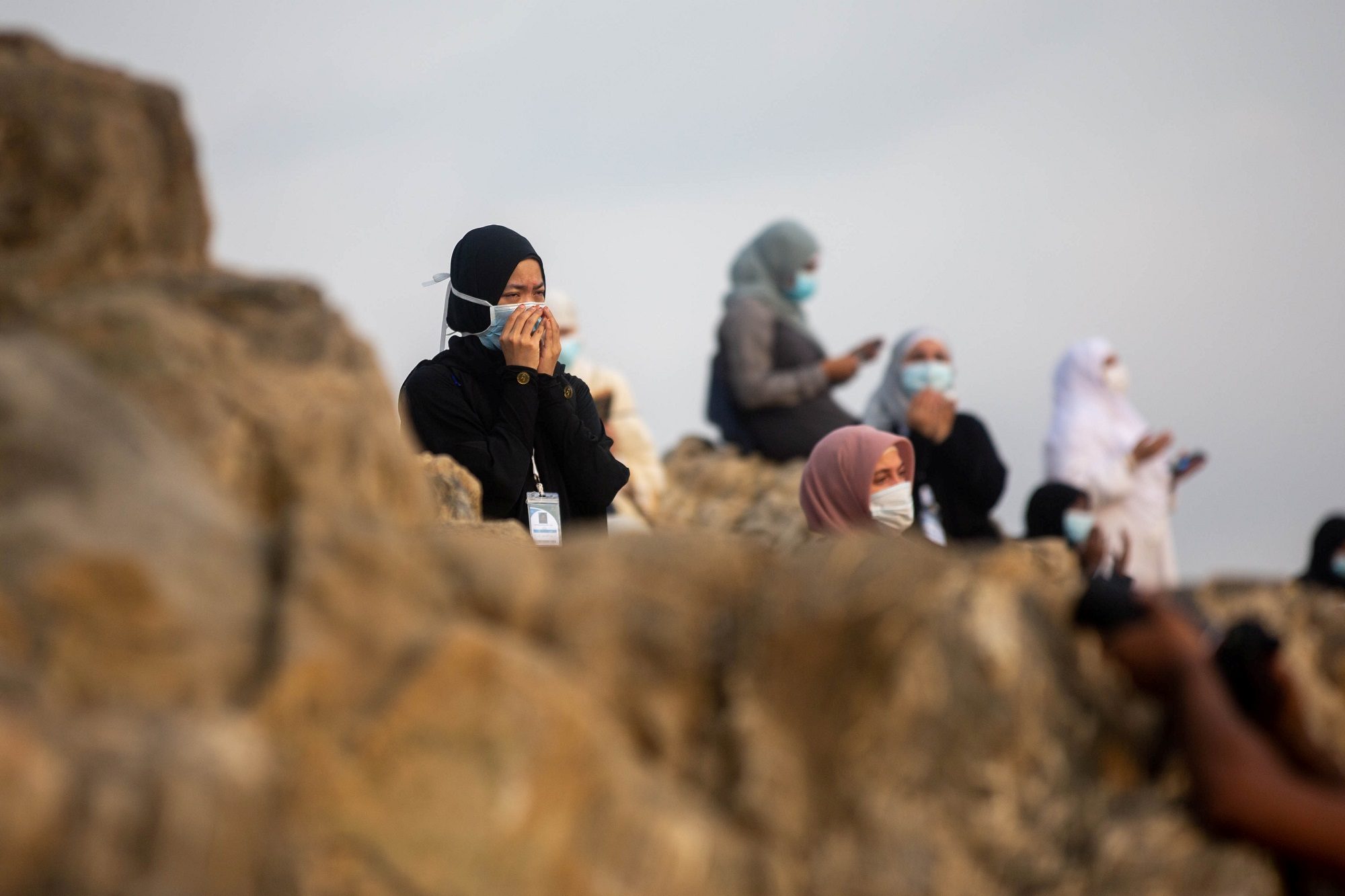 حجاج بيت الله الحرام يدعون من جبل عرفات لتخليص العالم من وباء كورونا والعنصرية