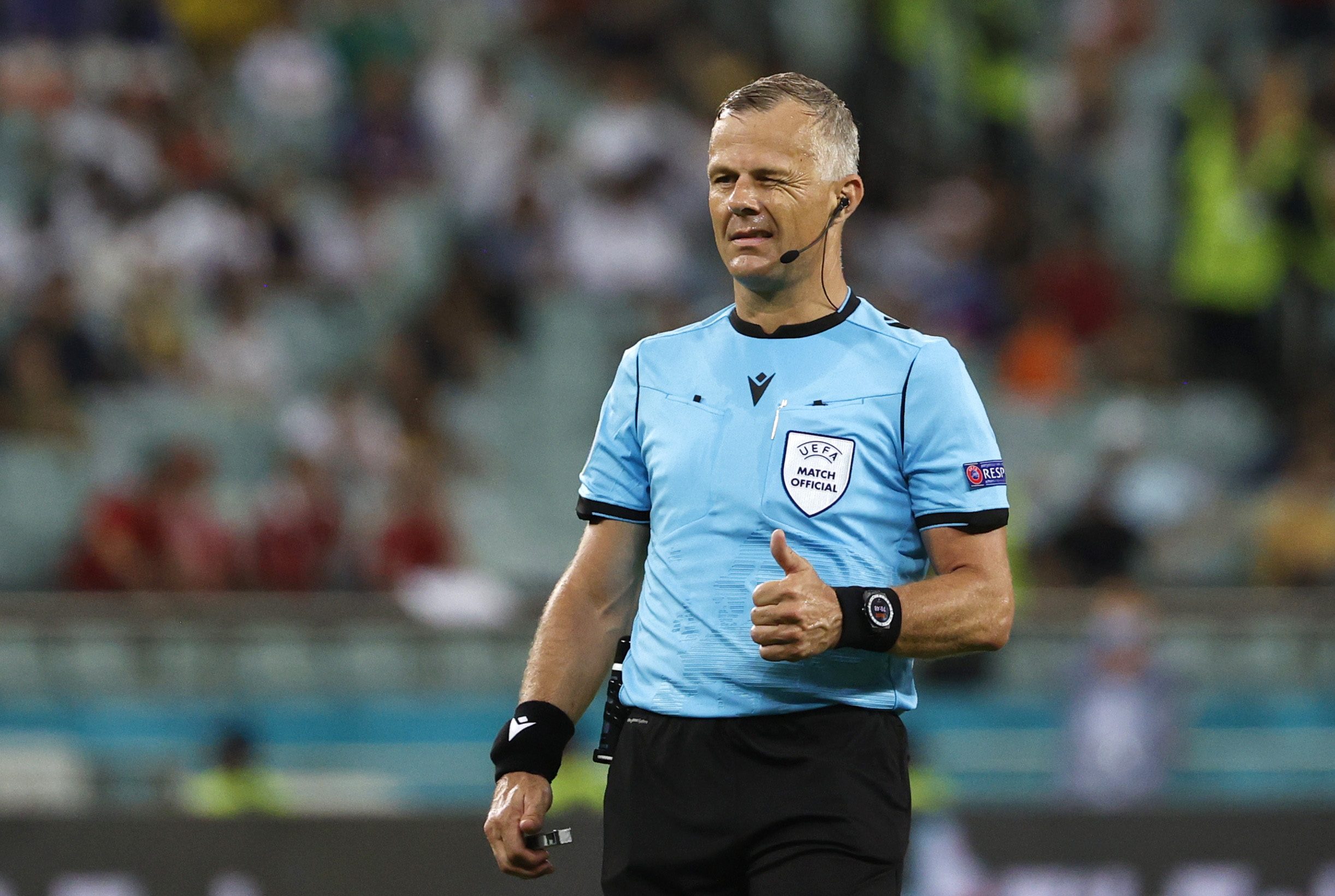 الحكم الهولندي بيورن كويبرس سيدير نهائي يورو 2020 (رويترز)