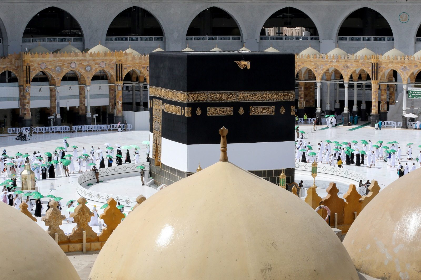 الكعبة تكتسي حلتها الجديدة