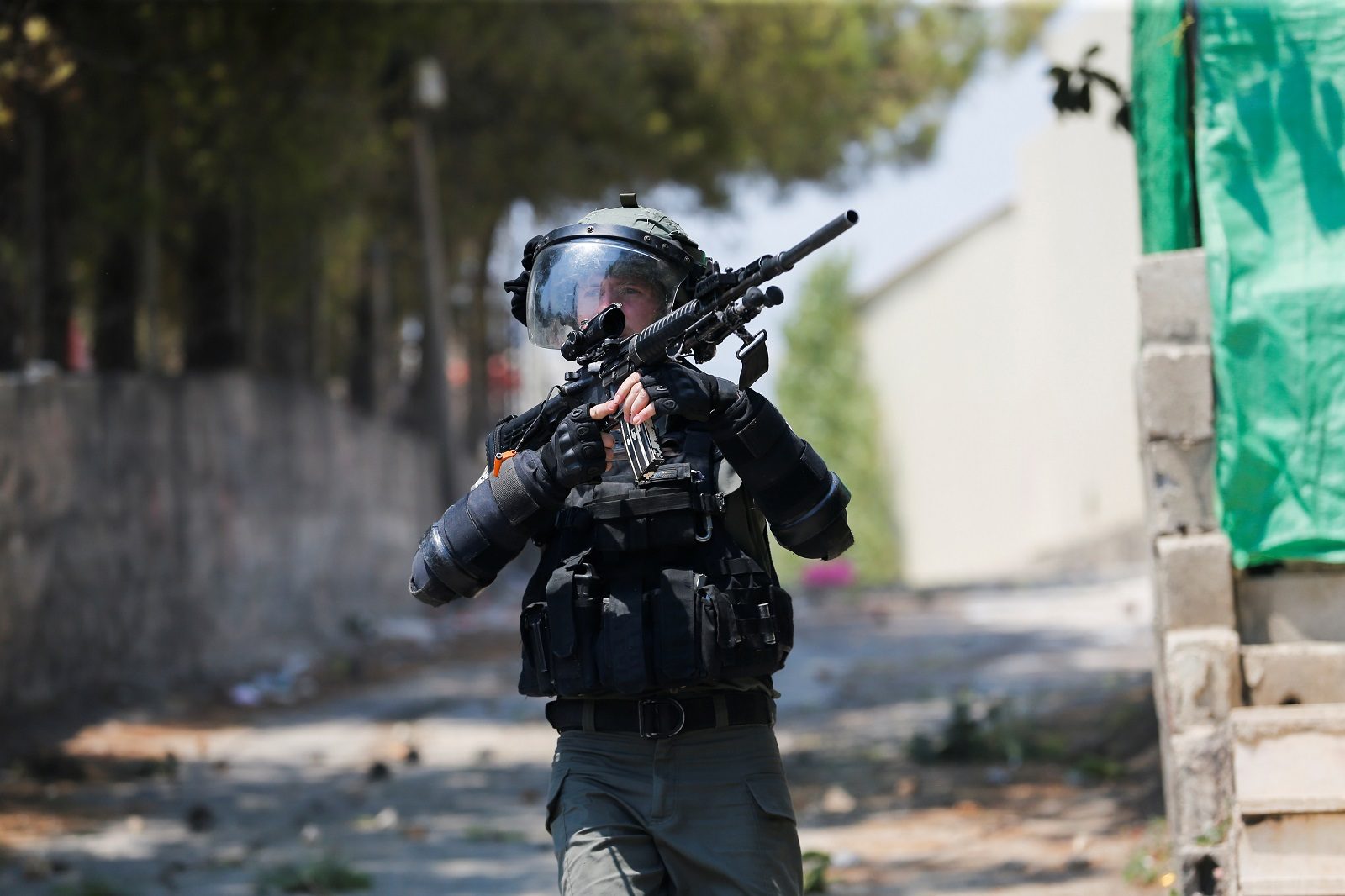 مستوطن يطلق الرصاص على فلسطينيين