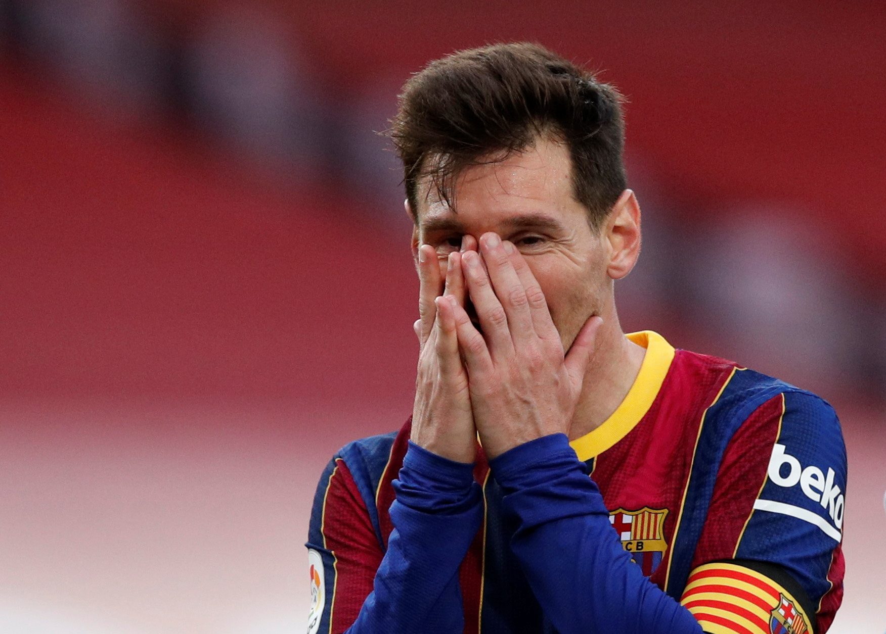 ميسي يترك برشلونة بعد مسيرة 17 عاماً (رويترز)