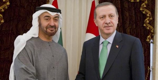 الرئيس التركي رجب طيب أردوغان إلى جوار ولي عهد أبو ظبي محمد بن زايد آل نهيان/ مواقع التواصل