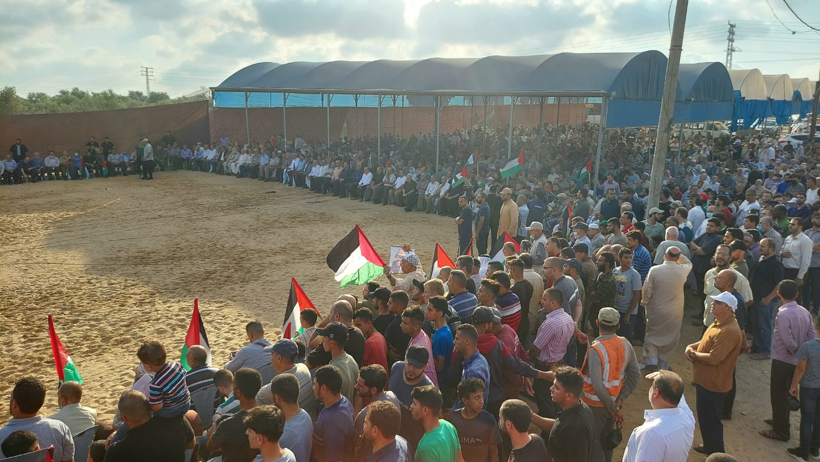 فيديو لفلسطيني حاول سحب سلاح جندي إسرائيلي.. تسلل خلف السياج لكن قوات الاحتلال واجهته بالقنابل