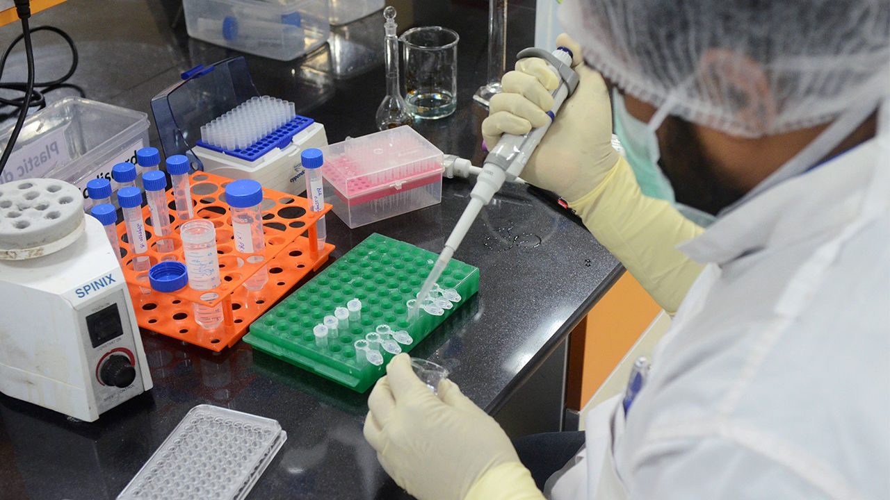 تشكيك في فاعليته وإمكانية تحقيق مكاسب منه.. ماذا وراء إعلان مصر تصنيع لقاح كورونا الصيني محلياً؟