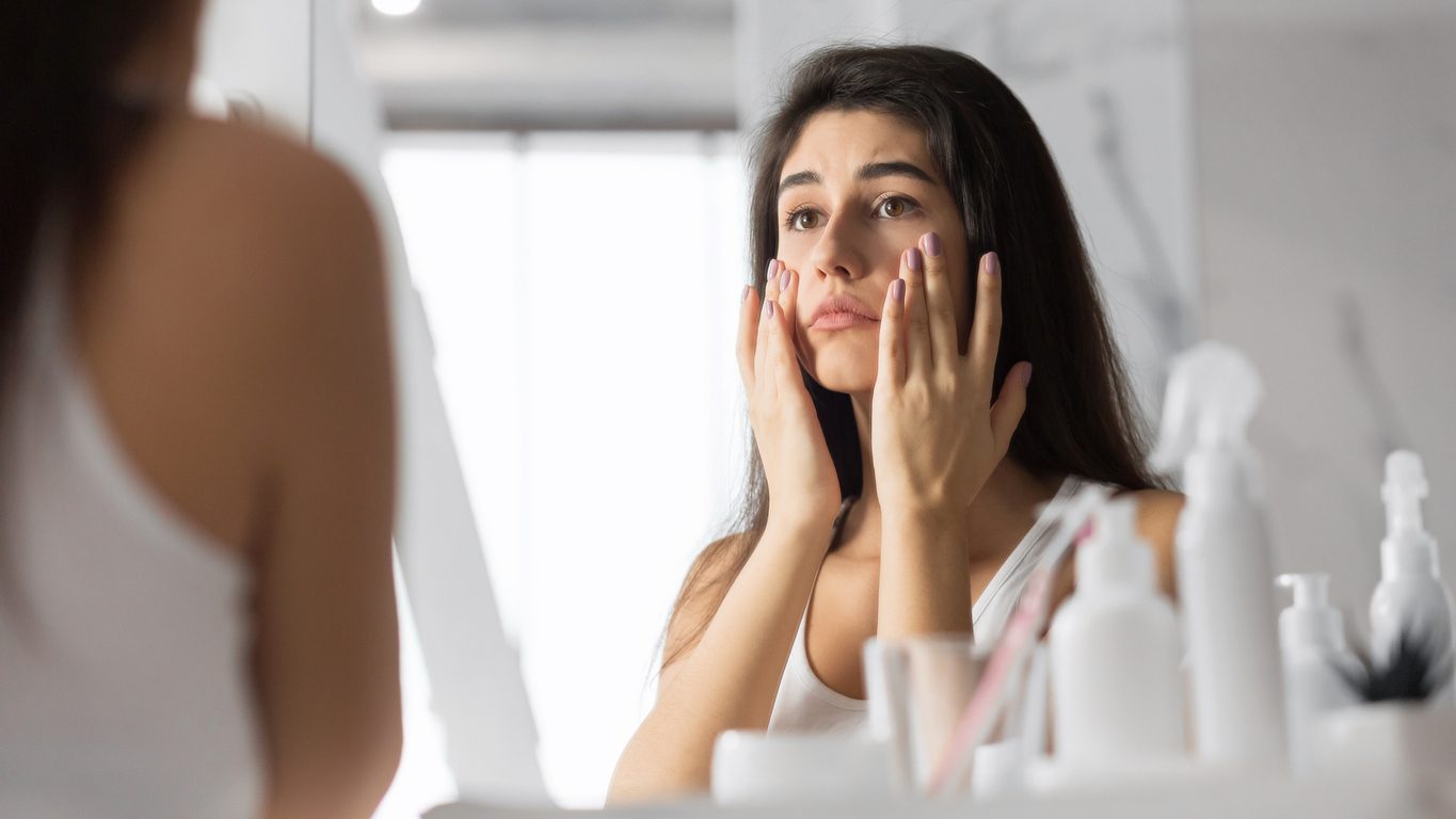 قد يكون سبب تعب بشرتك وجفافها هو ضعف مناعتها، إليك 4 طرق فعالة لحمايتها