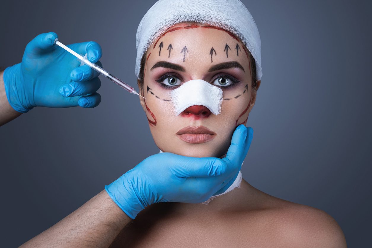 لدرجة أن بعضهم اعترف بندمه.. مشاهير دمرت ملامحهم عمليات التجميل، بينهم رجال!