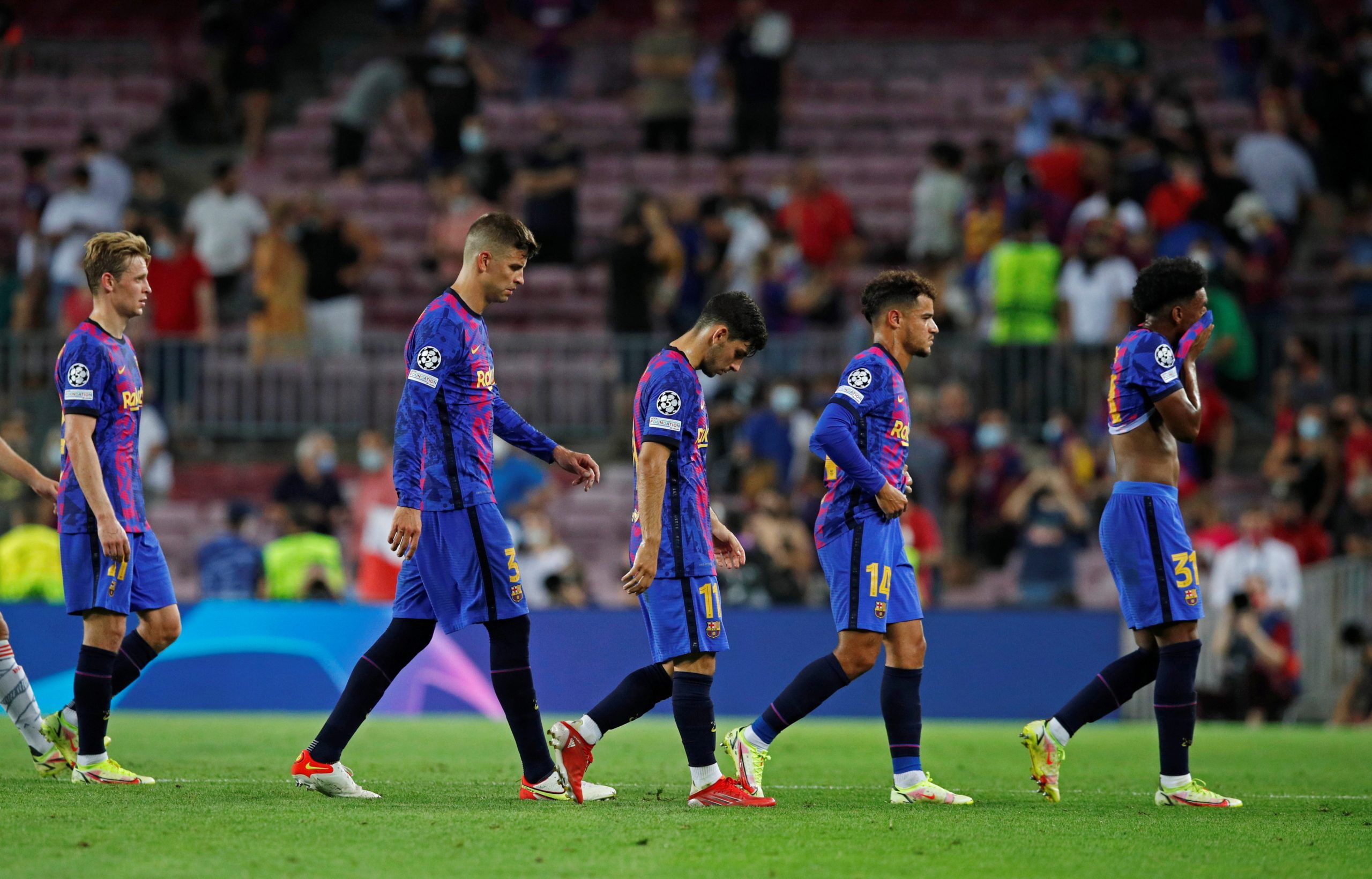 برشلونة مُقبل على تغييرات كبيرة بعد الإقصاء الأوروبي (رويترز)