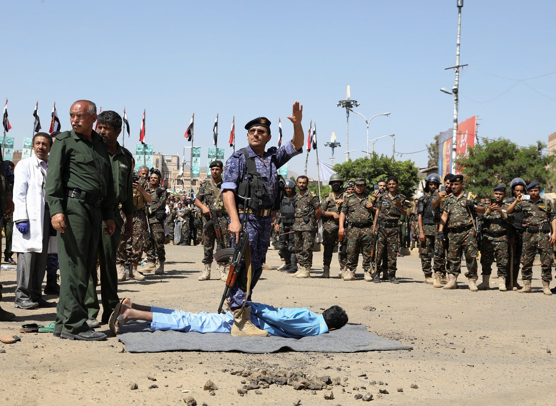 جمعوا حشداً من الناس وقتلوهم أمامهم.. الحوثيون يعدمون 9 بينهم قاصر بتهمة قتل مسؤول بارز