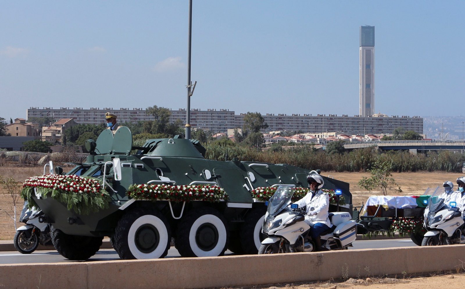 صحيفة جزائرية تزيل مئذنة