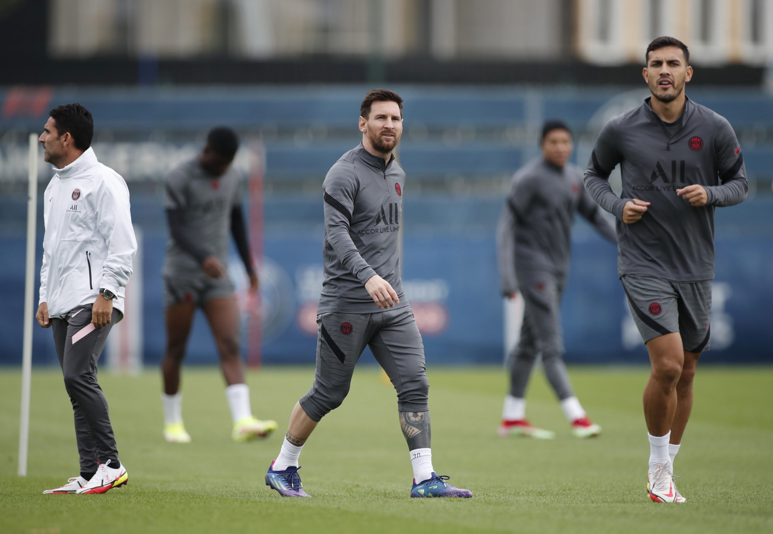 ميسي جاهز للمشاركة أمام مانشستر سيتي (رويترز)