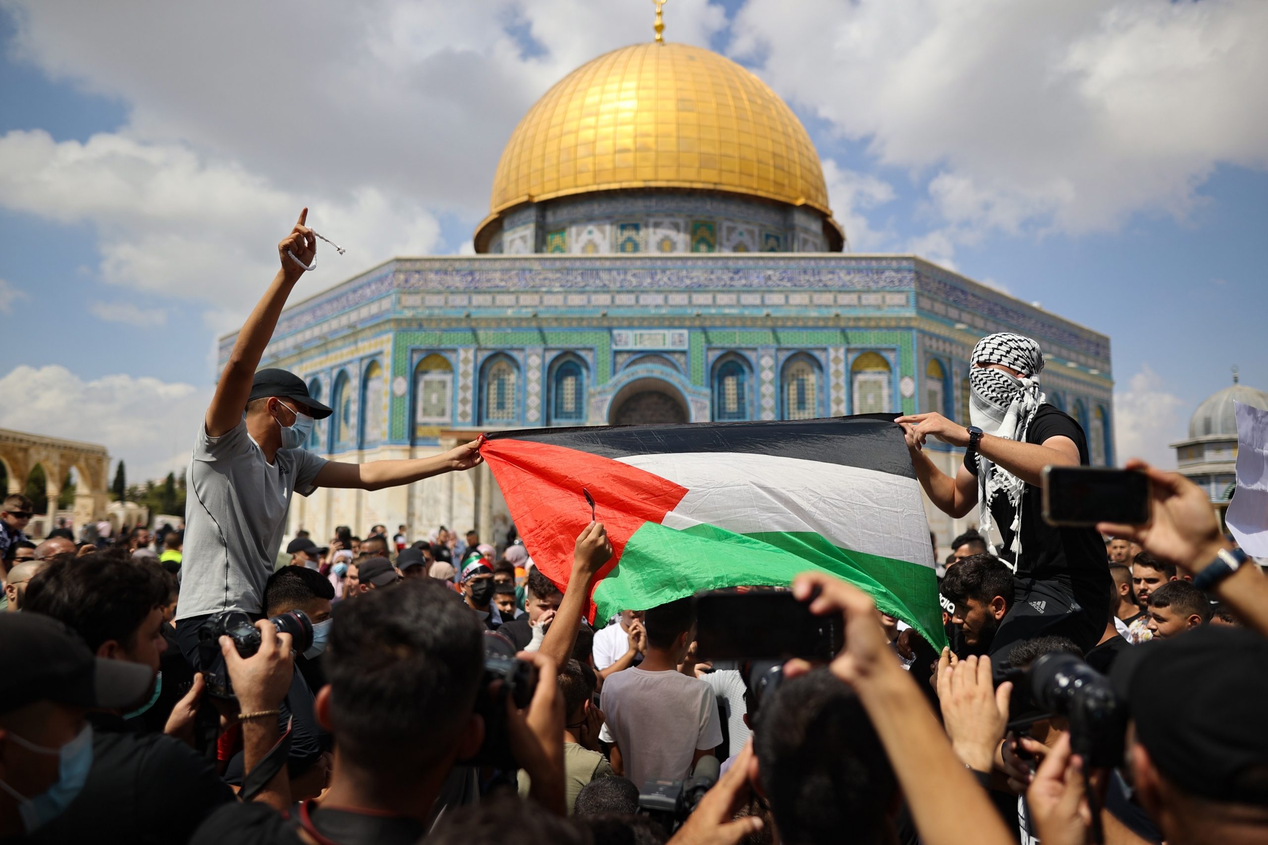شرطة الاحتلال تقتل طبيباً بالقدس وتقتحم الأقصى.. إصابات بمظاهرات دعماً للأسرى بالضفة وغزة