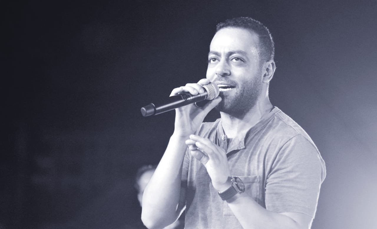 تويتر/ تامر عاشور حزين في أغانيه وهذا هو السبب
