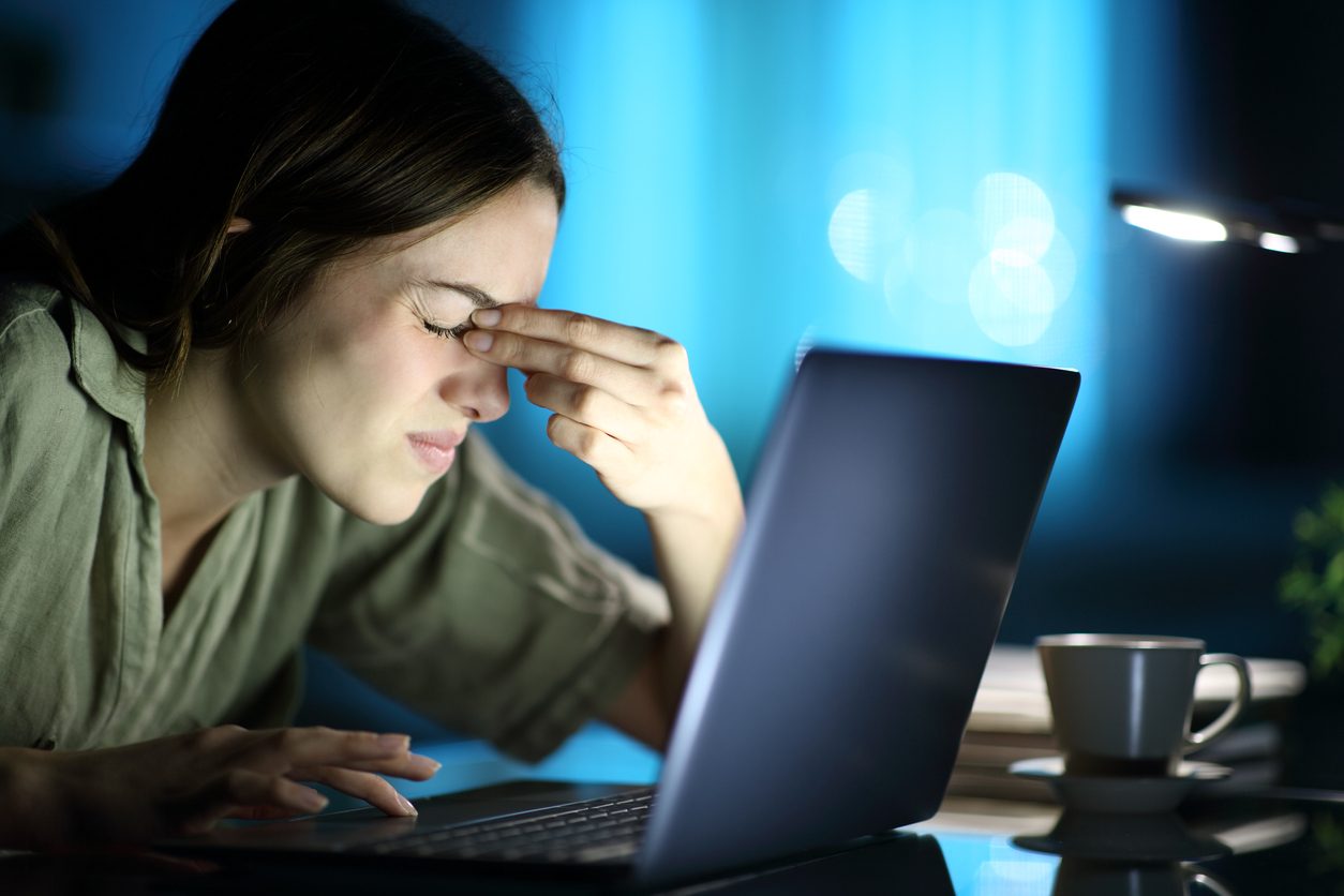 هل تشعر بالدوخة والصداع عند النظر إلى الشاشة؟ المشكلة ليست في عينيك، إنه “دوار الإنترنت”
