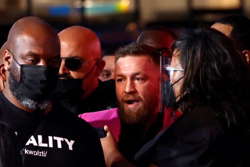 رويترز/ شجار بين ماكغريغور وكيلي في حفل جوائز MTV