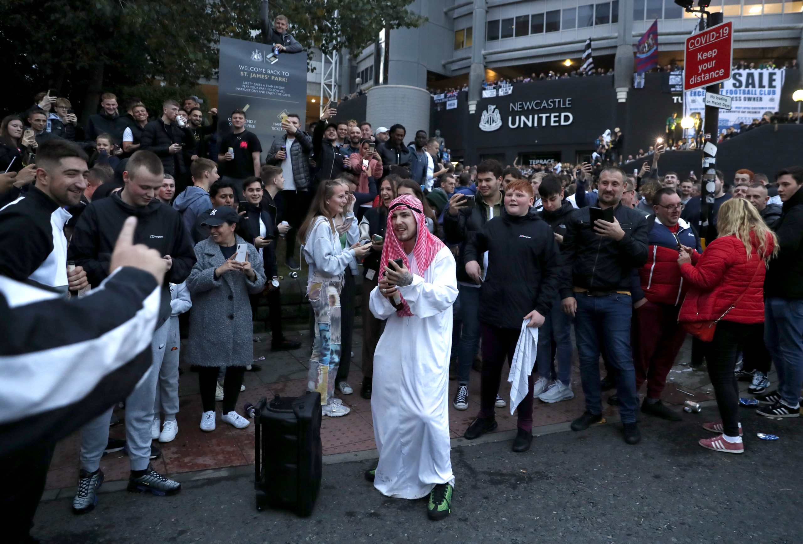 جماهير نيوكاسل تحتفل بإتمام صفقة الاستحواذ (رويترز)