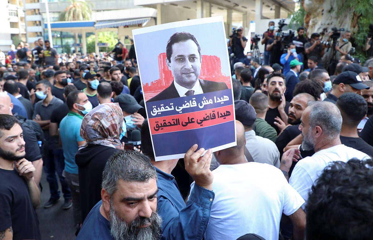 المعركة السياسية في لبنان تنتقل إلى الشارع.. لماذا يسعى حزب الله لإقصاء القاضي بيطار من قضية مرفأ بيروت؟