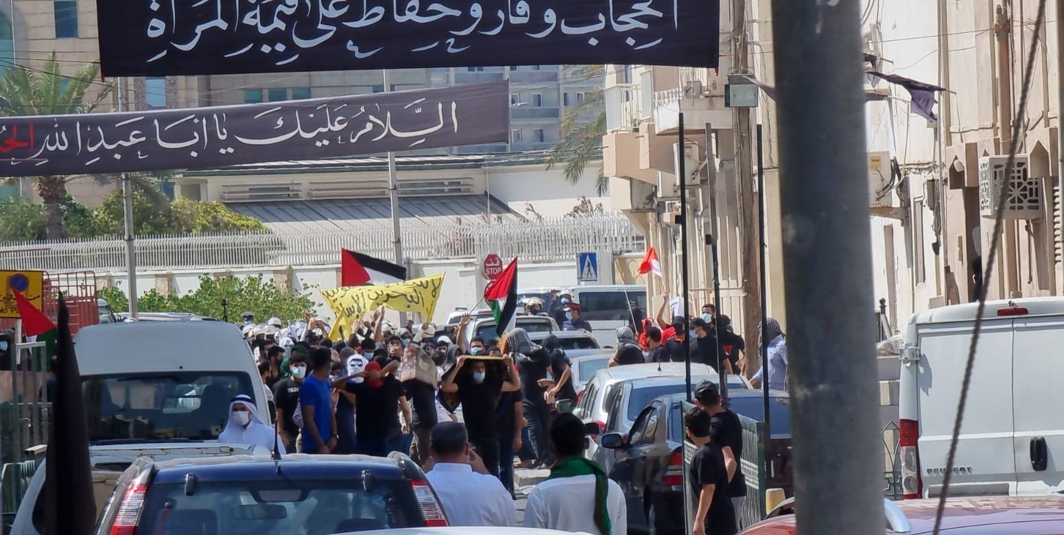 بحرينيون يتظاهرون بالمنامة ضد التطبيع وافتتاح السفارة الإسرائيلية.. فيديوهات أظهرت قمعاً وعنفاً من الأمن