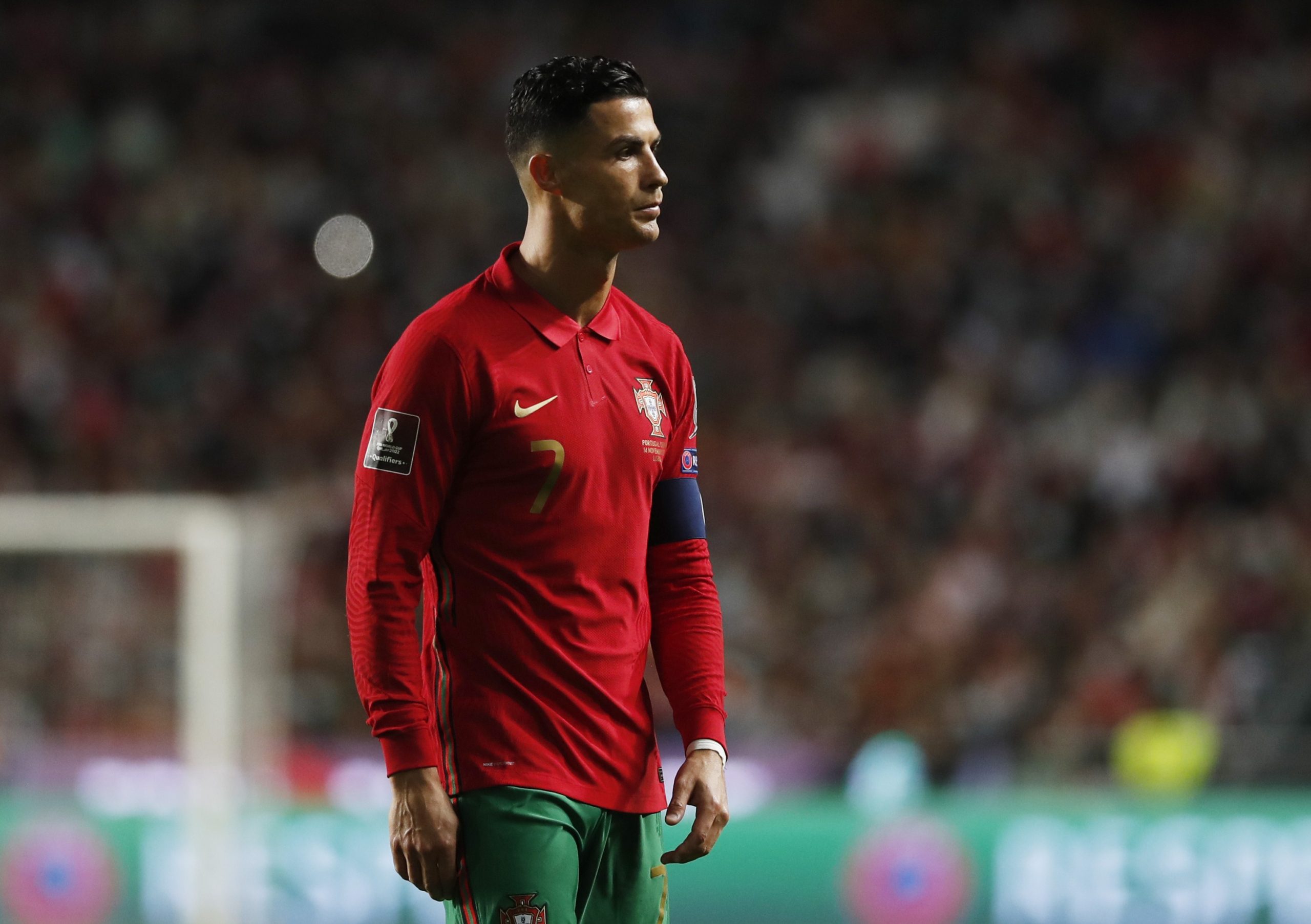منتخب البرتغال بقيادة رونالدو يواجه شبح عدم التأهل لكأس العالم 2022 (رويترز)