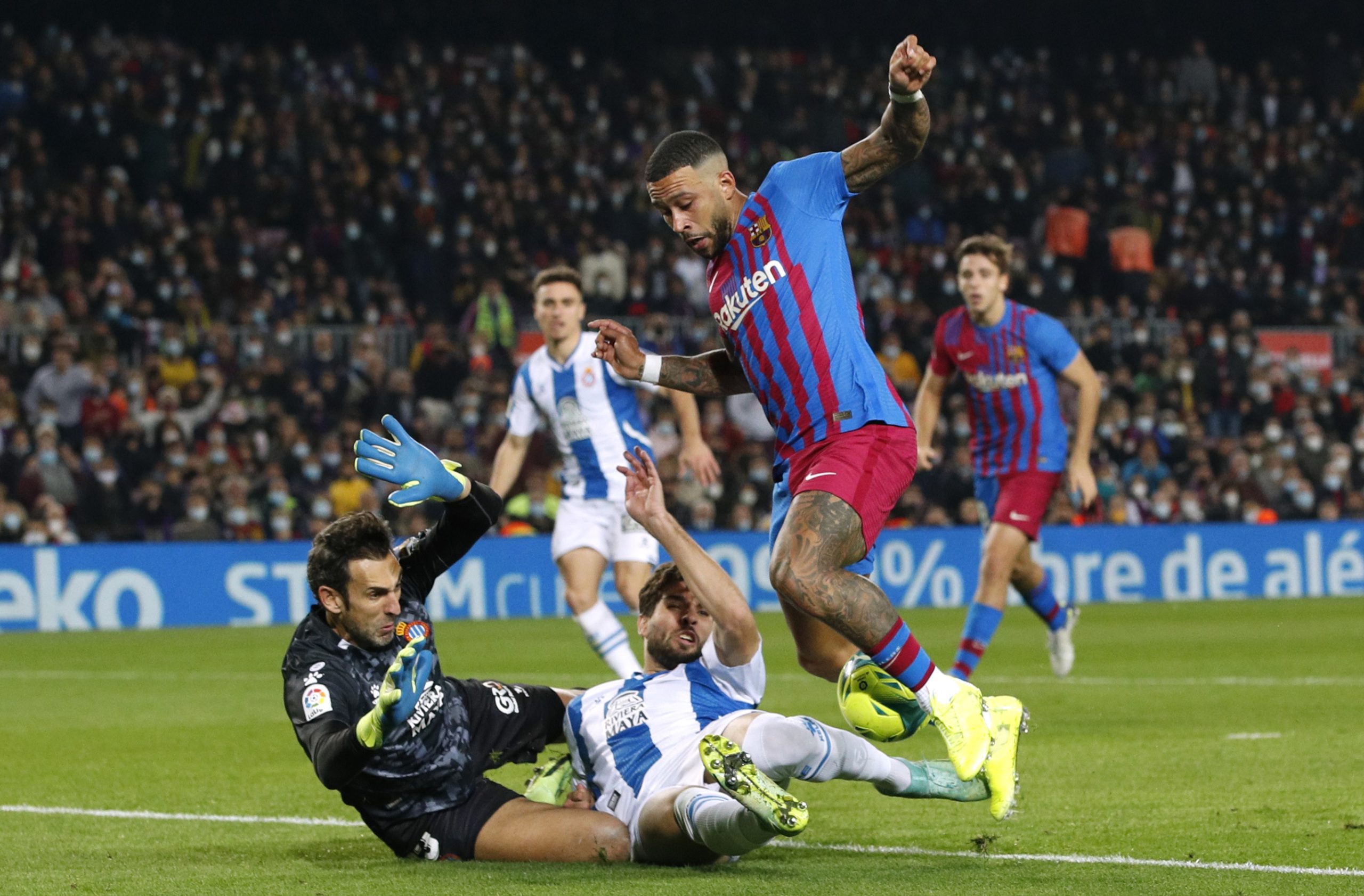 برشلونة يهزم إسبانيول في ديربي كاتالونيا (رويترز)