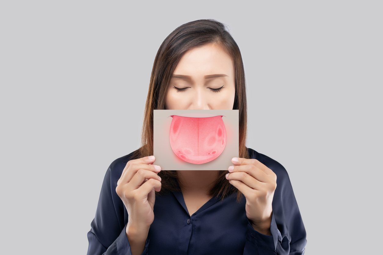 ما هو كشط اللسان، ولماذا يتوجب عليك إضافته إلى روتينك اليومي؟