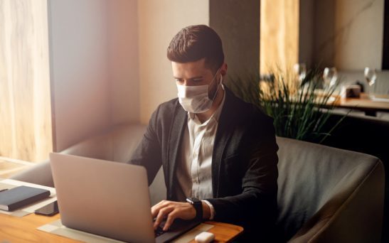 محكمة ألمانية تقضي بمنح تعويض لموظف كان يعمل من بيته.. انزلق من سريره وانكسر ظهره