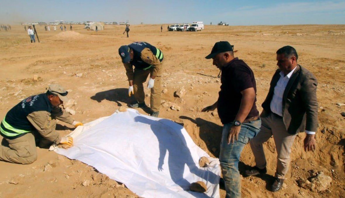 العثور على جثث عناصر أمن عراقيين في مقبرة بمخبأ لـ”داعش”.. اختطفهم التنظيم وعذبهم ثم قتلهم ودفنهم