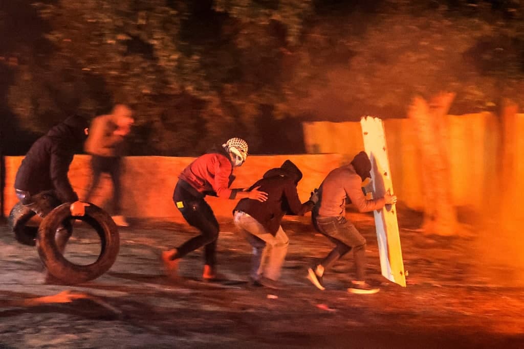 الاحتلال يستهدف متظاهرين فلسطينيين بالرصاص الحي.. أصاب 135 شخصاً والإسعاف تنقذ سيدة حامل “فيديو”