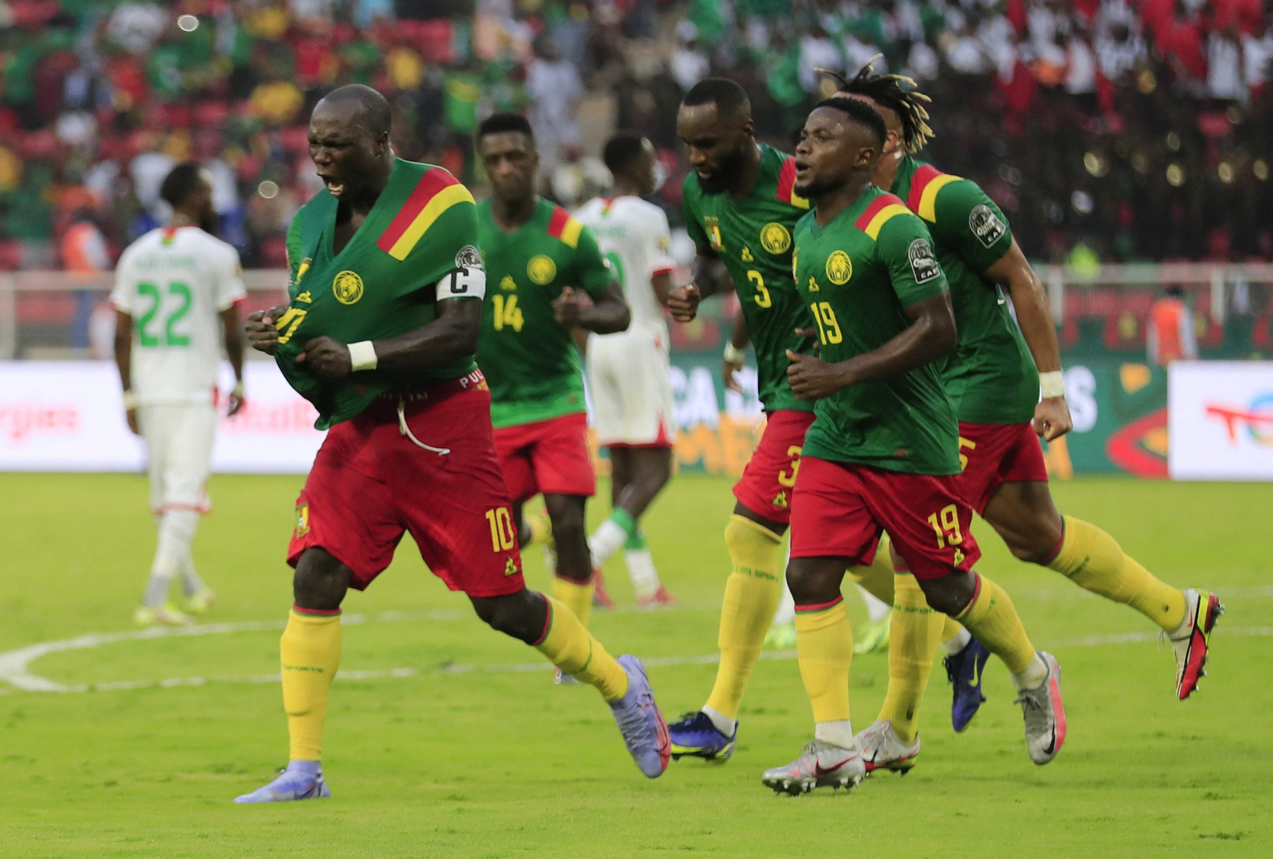 فوز الكاميرون على بوركينا فاسو في افتتاح كأس إفريقيا 2021 (رويترز)