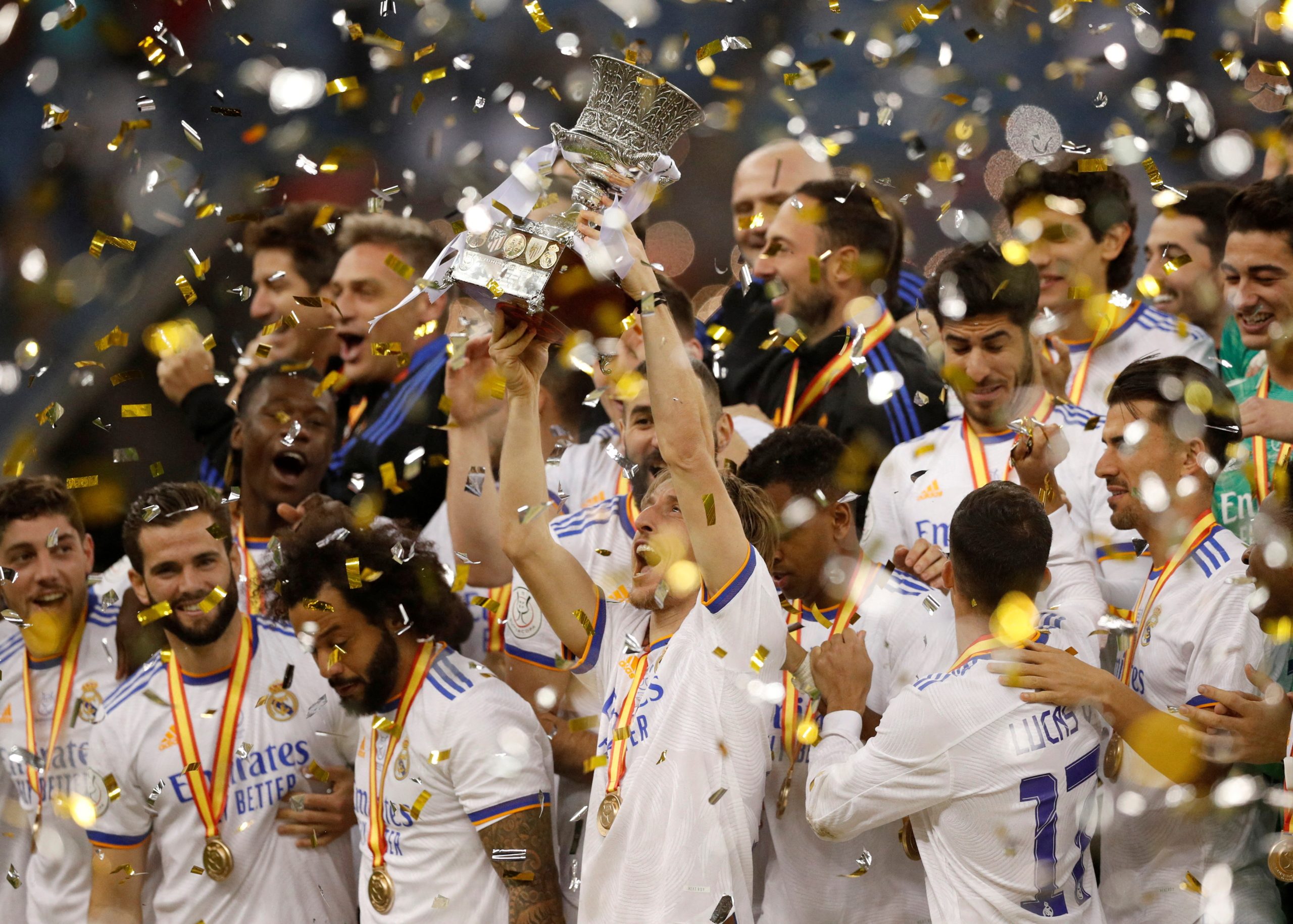 ريال مدريد يحتفل بكأس السوبر الإسبانية (رويترز)