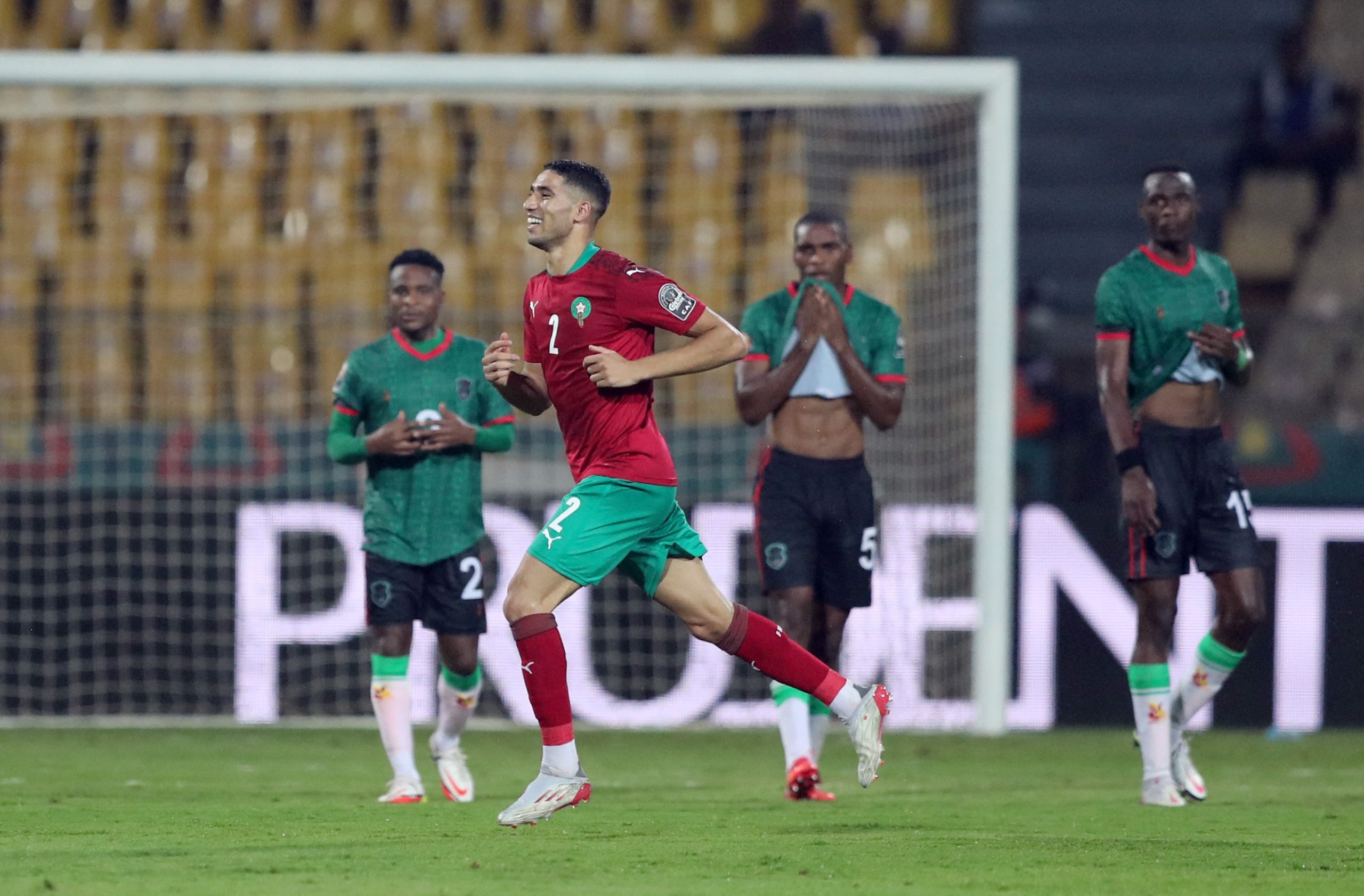 أشرف حكيمي سجل هدف الفوز لمنتخب المغرب بطريقة رائعة (رويترز)