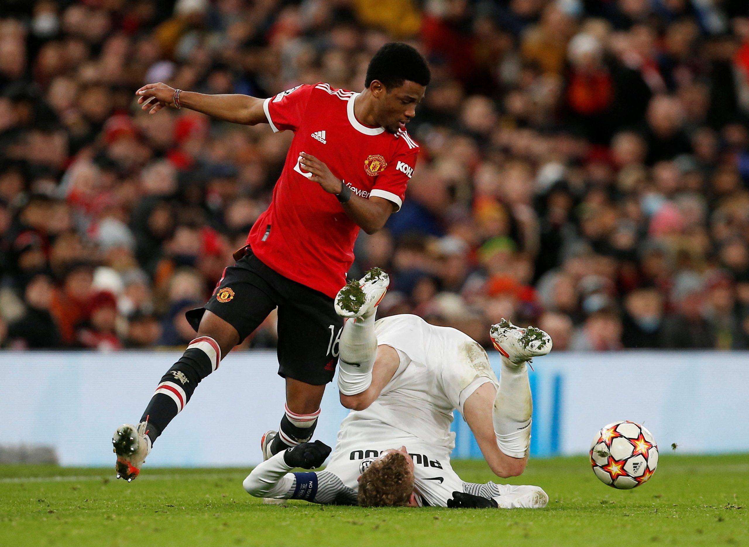 مفارقة غريبة للاعب مانشستر يونايتد المُعار.. كرَّر سيناريو التسجيل بعد 5 دقائق من مشاركته الأولى