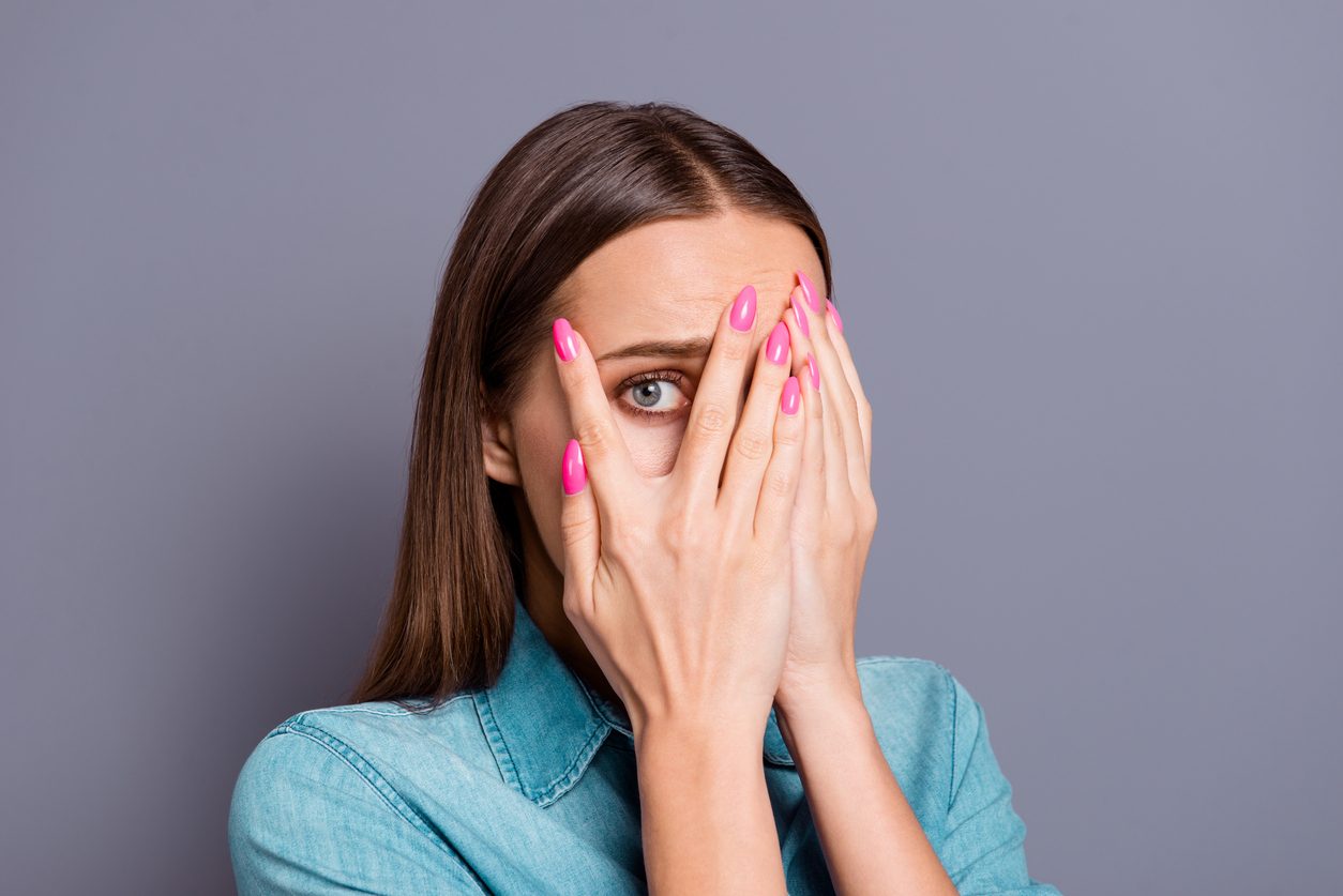 تشعر بأن جميع العيون تراقبك كأنك محور الكون؟ إنه تأثير “بقعة الضوء”