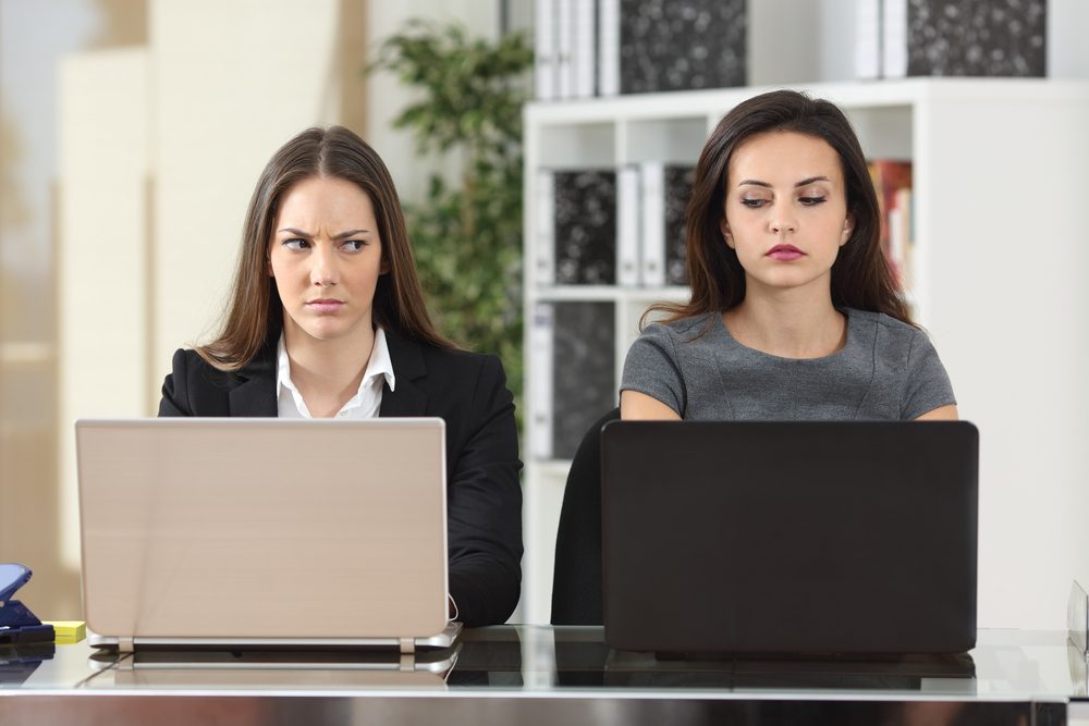 أضرار وفوائد المقارنة مع الآخرين