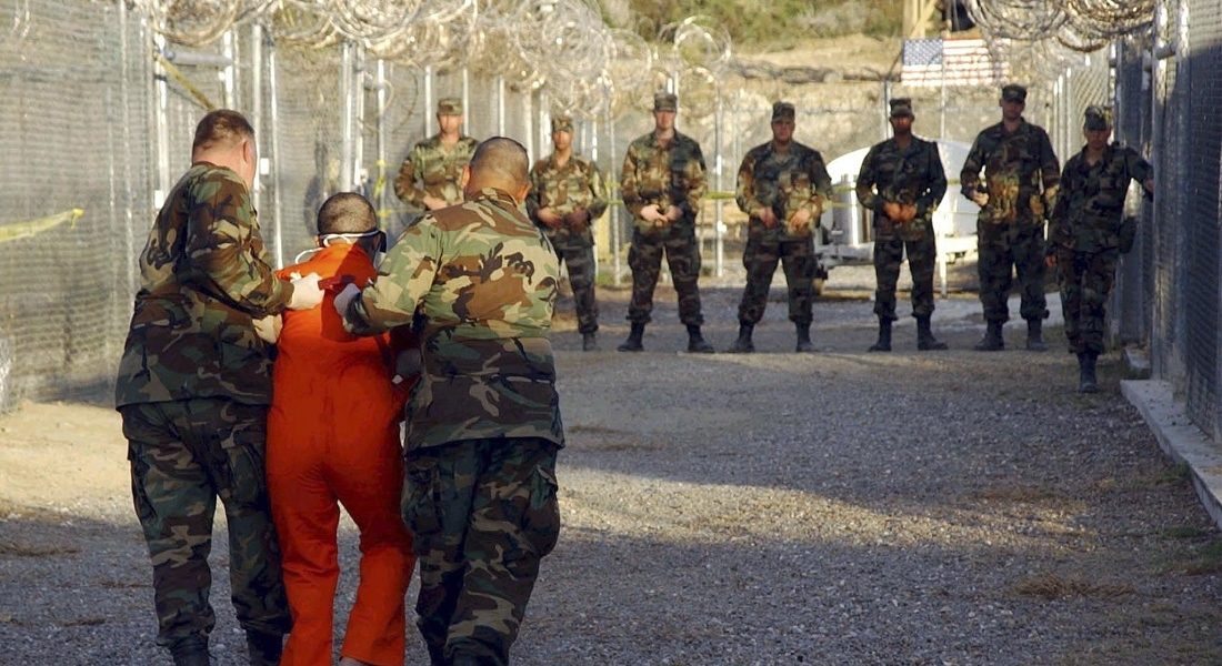 الضابط الذي قبض عليه تعاطف معه.. قصة السجين العربي الذي جعلته أمريكا فأر تجارب لتطوير التعذيب