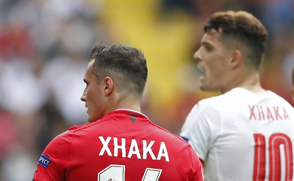 الأخوان تولانت تشاكا وجرانيت تشاكا في كل من منتخبَي ألبانيا وسويسرا، بلقاء المنتخبين في 2016/ رويترز