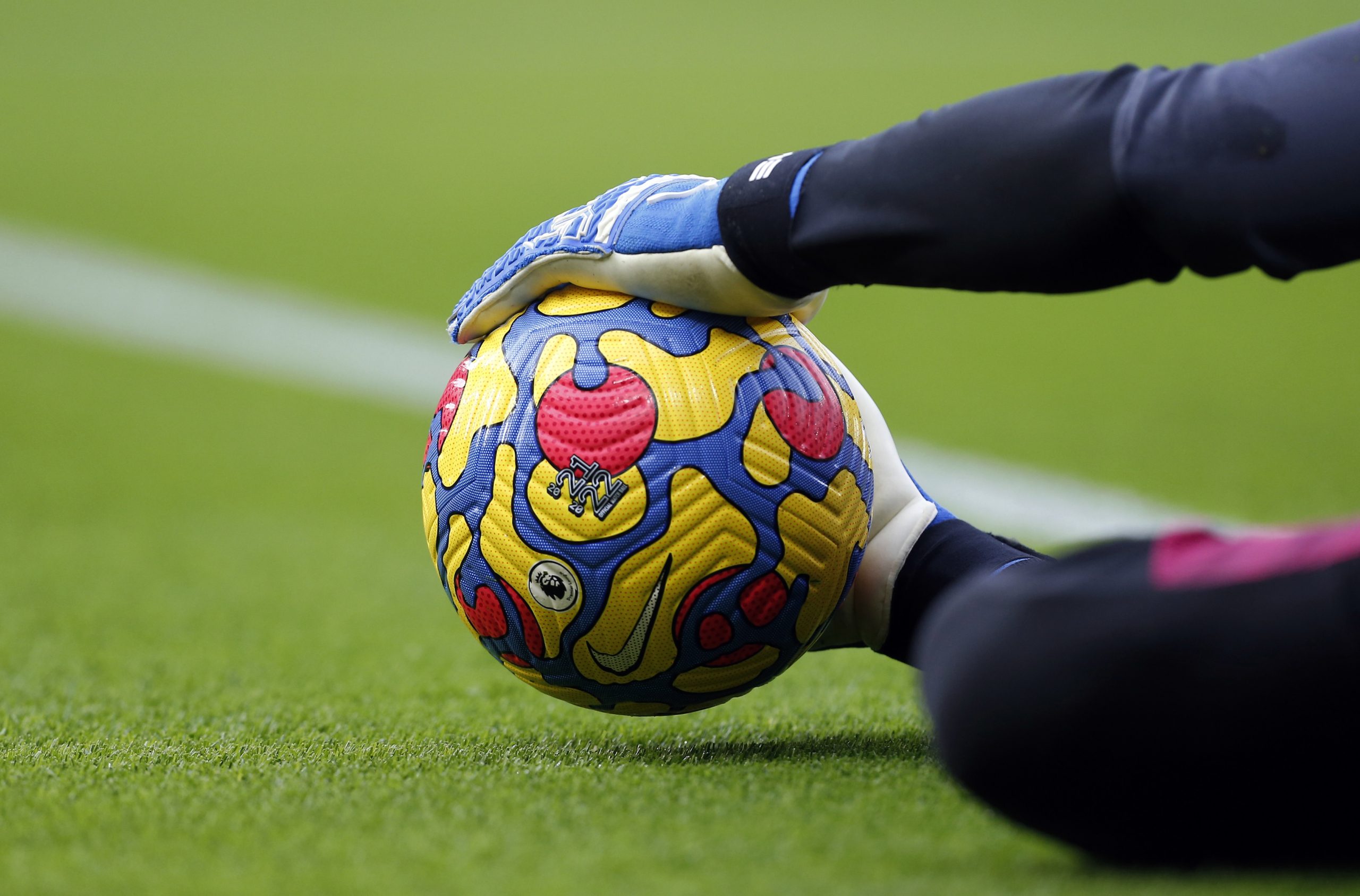 لاعب كاد يفقد عينه خلال مباراة (رويترز)
